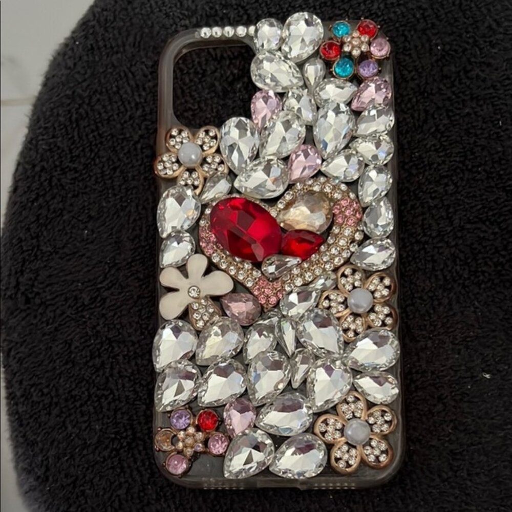 BUNDLE OF IPHONE 11 JEWELED CASE & 2 NEW CHARGING CABLES & PKG CABLE PROTECTORS